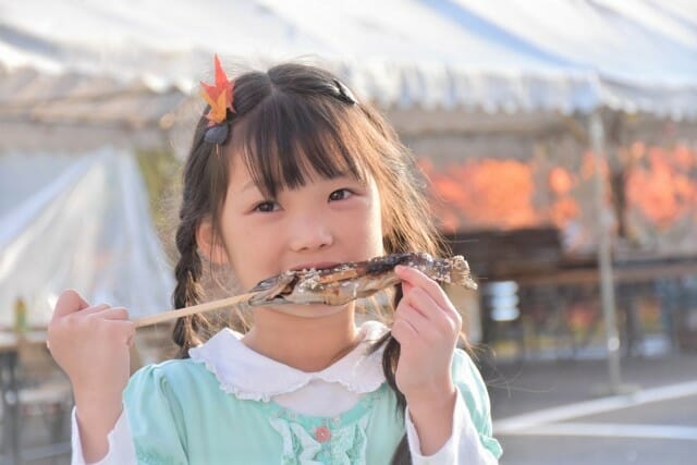 子どもが食事をしている様子