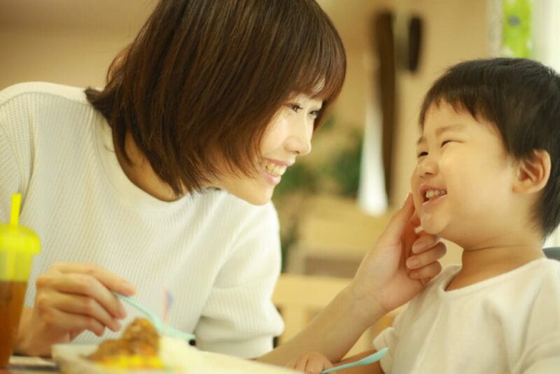 食事をする子どものイメージ