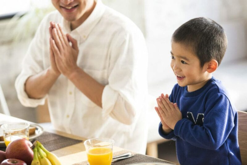 食事を美味しそうに食べるイメージ
