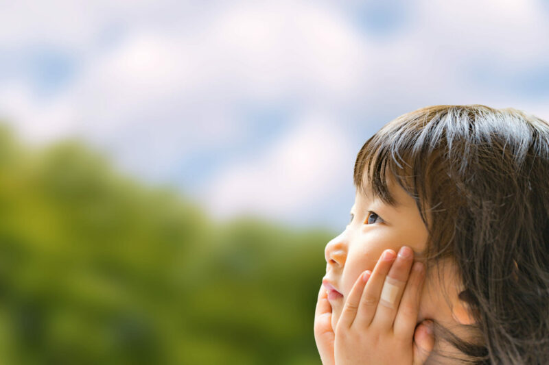 考える子どものイメージ