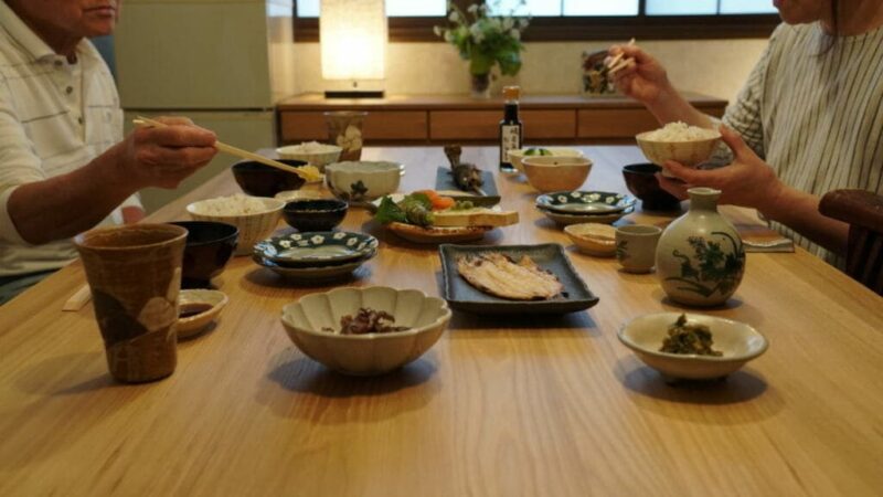 美味しそうな魚料理が並ぶ食卓
